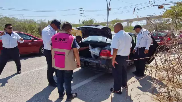Policías del Entronque Castamay detienen otro camión del IEEC acompañado de personal del INE