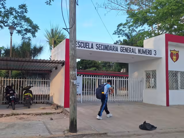 Desde las 7:00 am los estudiantes ingresaron a los planteles