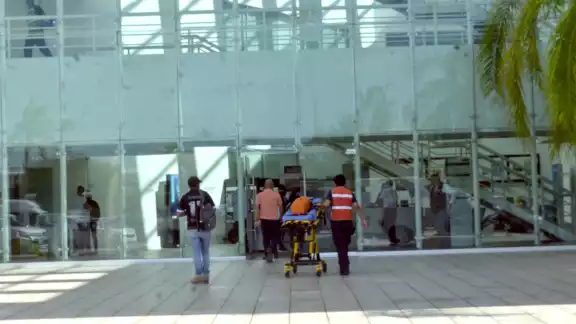 La ambulancia de Asur, con elementos de emergencia, llevo el equipo necesario para asistir al paciente, quien no requirió mayores atenciones La ambulancia de Asur, con elementos de emergencia, llevo el equipo necesario para asistir al paciente, quien no requirió mayores atenciones