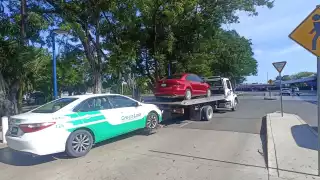 GN manda a dos coches al corralón tras estacionarse  en zona prohibida del aeropuerto de Cancún
