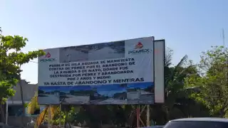 Aguadeños colocan lona; acusan abandono y mentiras de PEMEX