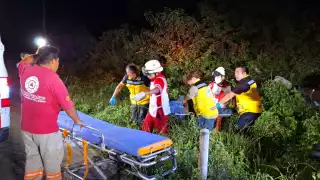 Brutal choque entre un vehículo y una res deja dos lesionados en Felipe Carrillo Puerto