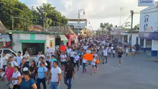 Manifestantes marchan en Felipe Carrillo Puerto por reforma de la Ley del ISSSTE