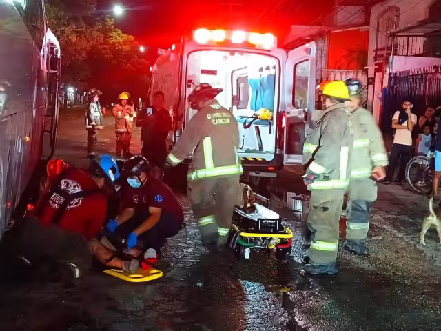 Paramédicos y bomberos respondieron al llamado de auxilio.