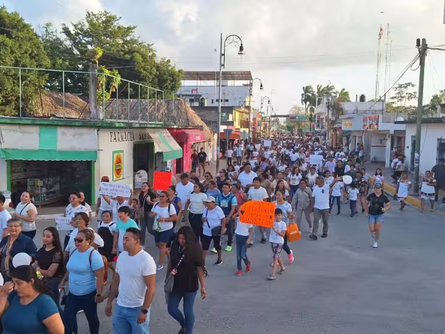 La Asociación de Padres de Familia de Felipe Carrillo Puerto convocaron la marcha.