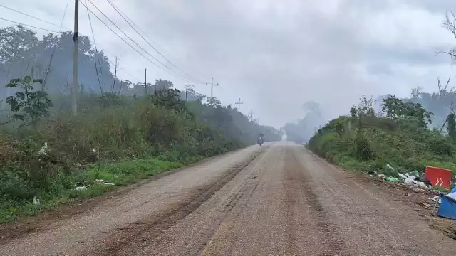 El humo obstaculiza la visibilidad en la carretera, incrementando el riesgo de accidentes