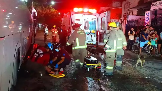 Paramédicos y bomberos respondieron al llamado de auxilio.