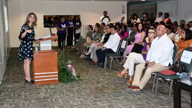 La Maestra Ana Cabrera, destacó la lucha de la mujer mexicana a lo largo de la historia.