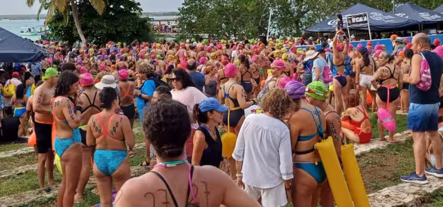 Pese a las  lluvias asociadas al sistema de baja presión que se encuentra frente a la Península de Yucatán, el evento se desarrolló sin contratiempo