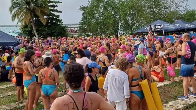 Pese a las  lluvias asociadas al sistema de baja presión que se encuentra frente a la Península de Yucatán, el evento se desarrolló sin contratiempo