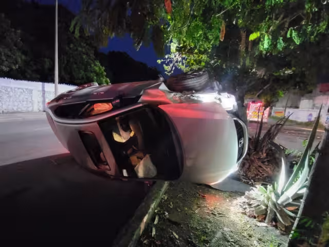 Durante varios minutos, la circulación permaneció parcialmente cerrada mientras se realizaban las maniobras para retirar el automóvil