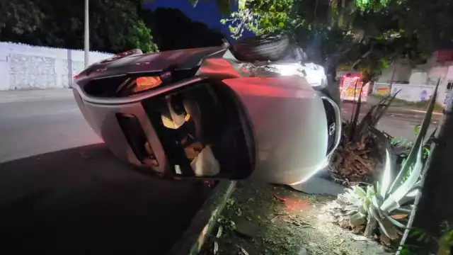 Durante varios minutos, la circulación permaneció parcialmente cerrada mientras se realizaban las maniobras para retirar el automóvil