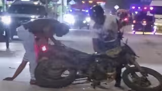 Un motociclista derrapó cuando circulaba por la villa de Pomuch.