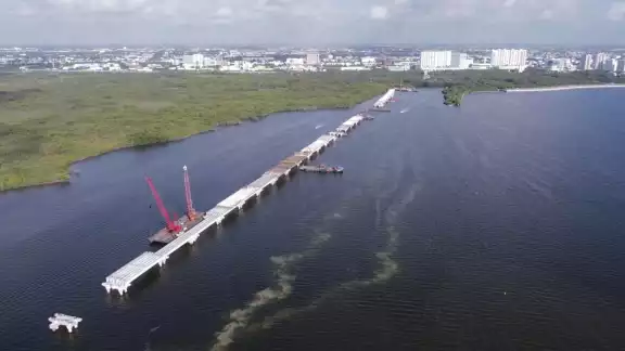 La longitud total del puente es de 11.2 km, que incluye secciones terrestres, lagunares y de manglar