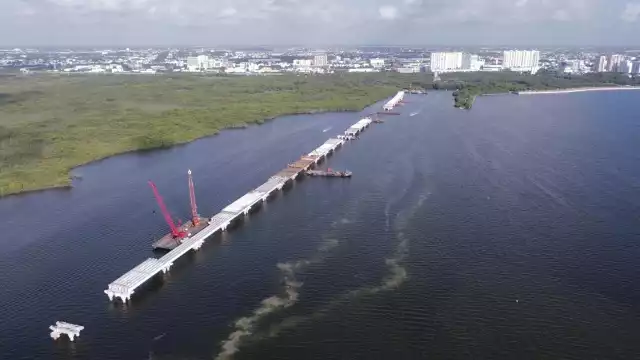La longitud total del puente es de 11.2 km, que incluye secciones terrestres, lagunares y de manglar