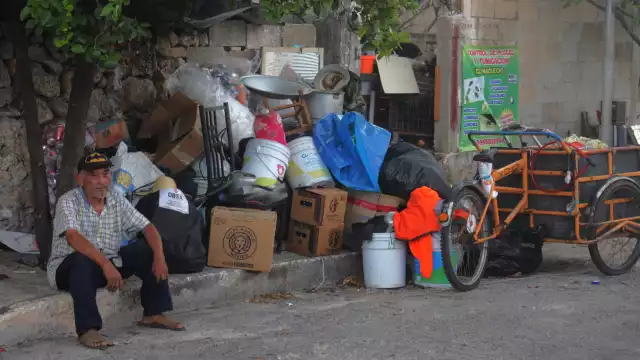 Las pertenencias del abuelito fueron sacadas a la calle