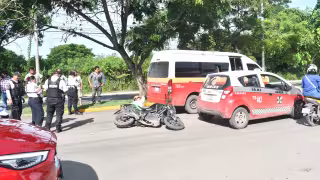 Imprudente motociclista termina lesionado tras impactarse contra un taxi en Campeche