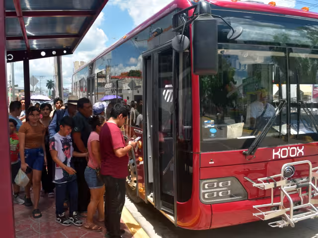 Los usuarios hicieron largas filas para abordar el camión; además, hubo tráfico vehicular.