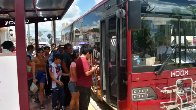 Los usuarios hicieron largas filas para abordar el camión; además, hubo tráfico vehicular.