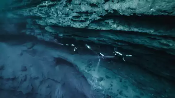 La profundidad máxima registrada en el cenote es de 120 metros, pero se cree que esta podría ser mayor La profundidad máxima registrada en el cenote es de 120 metros, pero se cree que esta podría ser mayor