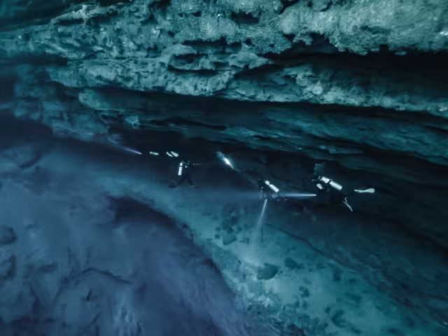 La profundidad máxima registrada en el cenote es de 120 metros, pero se cree que esta podría ser mayor