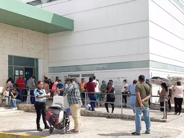 Familiares y visitantes eran obligados a aguardar afuera, a pleno sol. A pesar de que hay áreas comunes climatizadas y vacías, les negaban la entrada