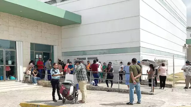 Familiares y visitantes eran obligados a aguardar afuera, a pleno sol. A pesar de que hay áreas comunes climatizadas y vacías, les negaban la entrada