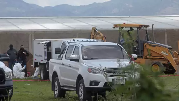 Encuentran nueva fosa clandestina con 48 bolsas y restos humanos. Encuentran nueva fosa clandestina con 48 bolsas y restos humanos.