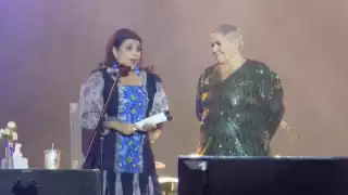 Lupita D'Alessio recibe homenaje de Clara Brugada durante multitudinario concierto del Día de las Madres