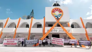 Víctima de violación protesta frente a Plaza de la Reforma de Cancún para pedir justicia y protección