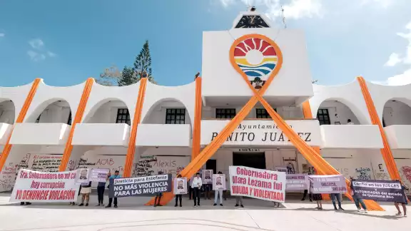 Arropada por otras mujeres, Estefanía se manifestó en la Plaza de la Reforma para denunciar el acoso de su expareja, quien la amenaza y la acosa Arropada por otras mujeres, Estefanía se manifestó en la Plaza de la Reforma para denunciar el acoso de su expareja, quien la amenaza y la acosa