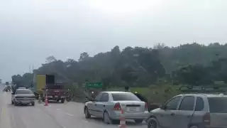 Tráiler cervecero se vuelca y causa rapiña en la carretera Chetumal-Escárcega