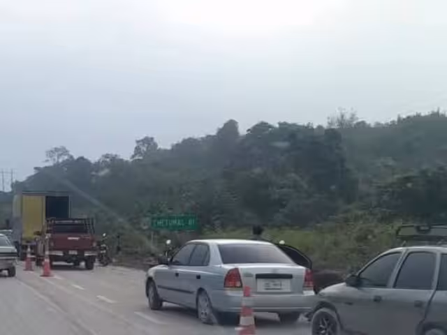 Personas de los alrededores aprovecharon para llevarse cajas con alcohol