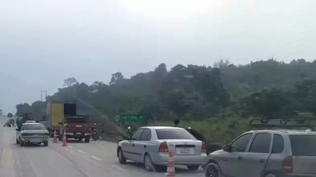 Personas de los alrededores aprovecharon para llevarse cajas con alcohol