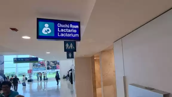 En la terminal hay dos lactarios, uno en el lobby, frente a los mostradores de Aeroméxico, y otro en la sala de última espera. En la terminal hay dos lactarios, uno en el lobby, frente a los mostradores de Aeroméxico, y otro en la sala de última espera.