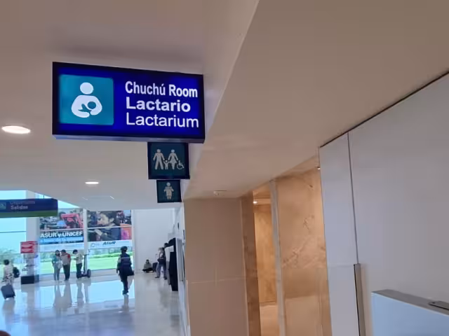 En la terminal hay dos lactarios, uno en el lobby, frente a los mostradores de Aeroméxico, y otro en la sala de última espera.