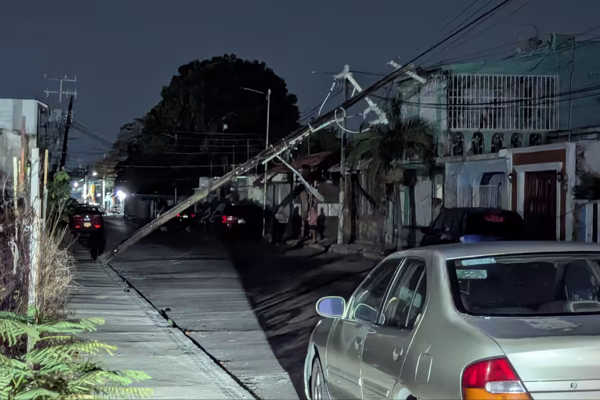 Colapsa poste de la CFE en Carmen y deja sin luz a la colonia Tila ...