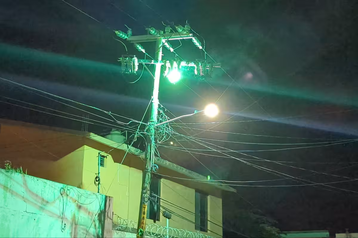 Poste de la CFE causa alarma en la colonia Ciudad del Carmen por ...