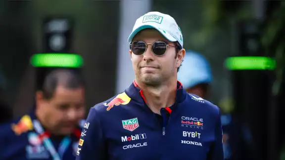 Checo Pérez tiene seis meses para decidir