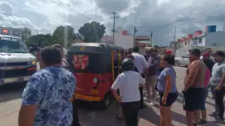 Mototaxista agrede a motociclista tras accidente vial en Cancún