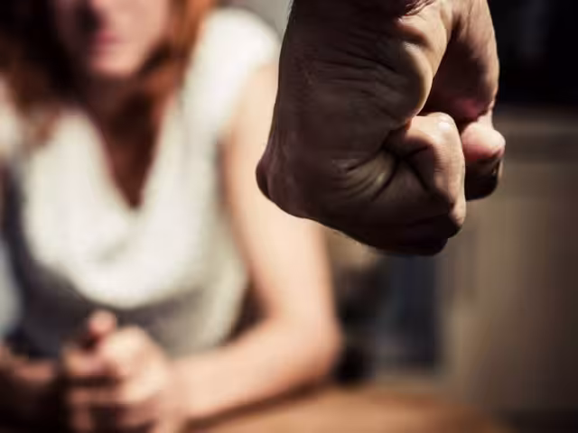 El esposo y su hijo huyeron ante el aviso a las autoridades