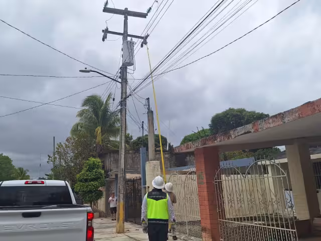 Debido a los fuertes vientos se han dañado los postes o cables de luz