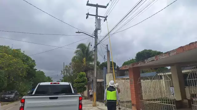 Debido a los fuertes vientos se han dañado los postes o cables de luz