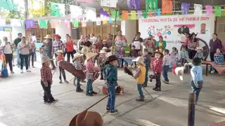 Con actividades que reflejan los usos y costumbres locales, los niños aprenden a valorar las tradiciones