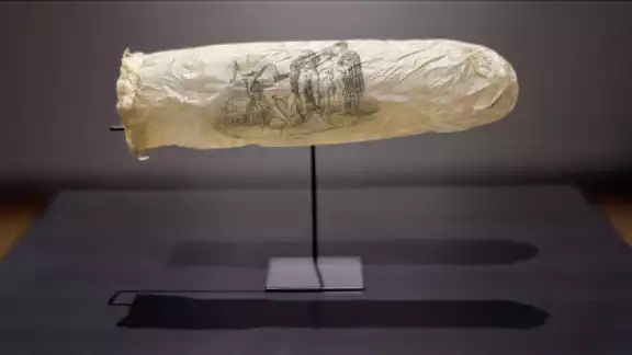 El preservativo de 200 años de antigüedad tiene un grabado muy comprometedor.