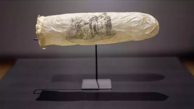 El preservativo de 200 años de antigüedad tiene un grabado muy comprometedor.