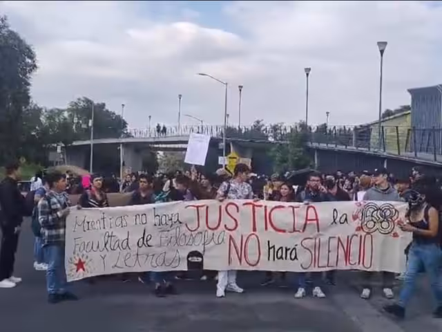 Estudiantes se manifiestan en las calles este 2 de octubre.