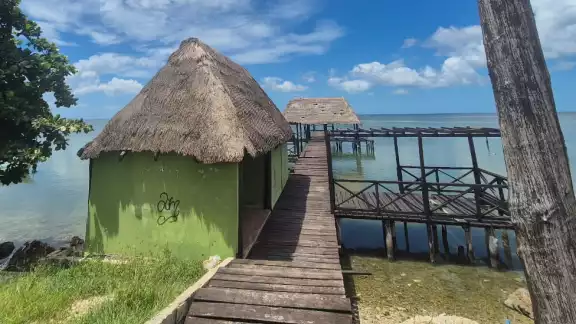 El muelle turístico del API en Champotón luce abandonado y sin vigilancia.