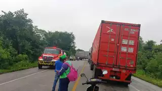 Choque de tráileres bloquea la carretera Escárcega–Chetumal; no hubo lesionados