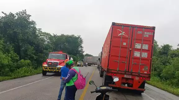 Un tráiler Kenworth blanco sufrió una falla mecánica en la carretera federal Escárcega–Chetumal.
